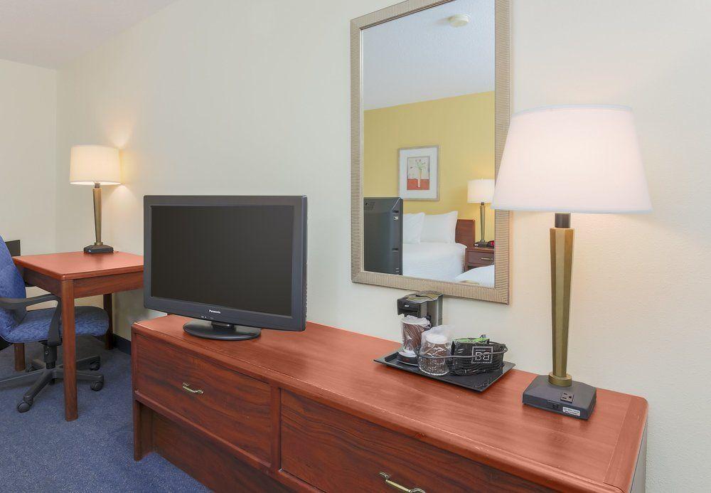 Quality Inn & Suites Bay City Buitenkant foto